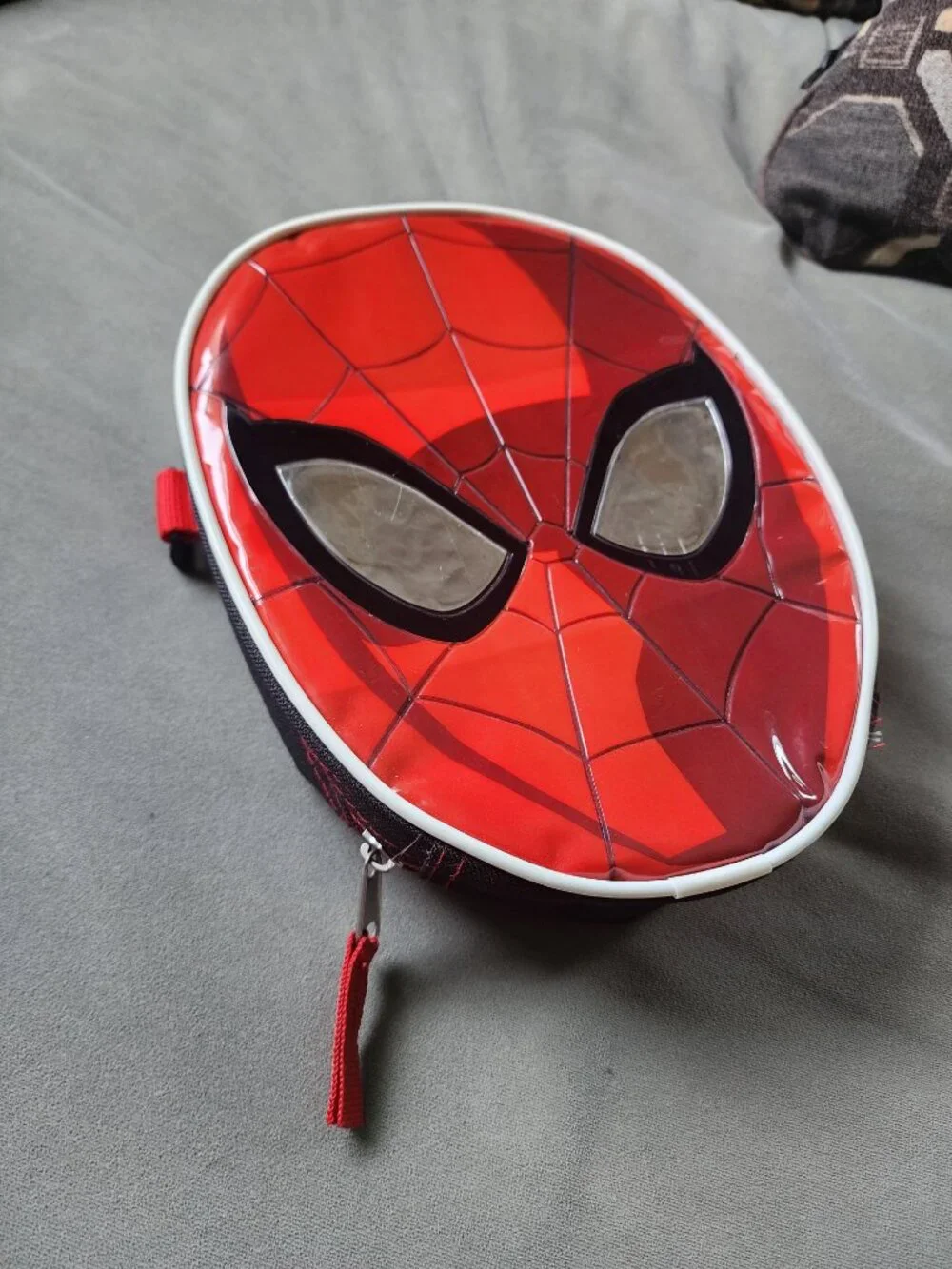 Marvel Spider-Man insulated lunch box featuring head-shaped design.